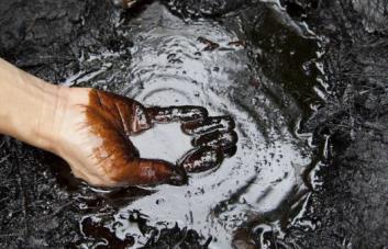 El petróleo de Texas baja un 0.6 % y cierra en US$71.74