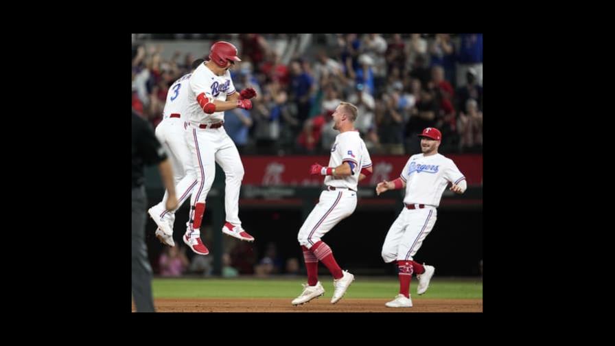 Con un hit de Lowe, los Rangers se llevan el juego ante Cardenales