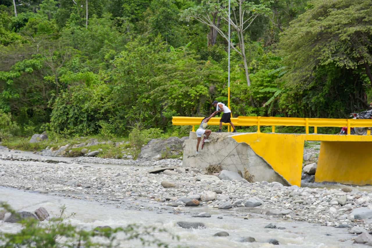 La falta del puente que une Guayabal con El Recodo obliga a sus residentes a arriesgarse cruzando el río.
