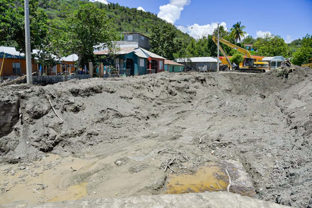 Retropala limpia el cauce de una de las cañadas. 