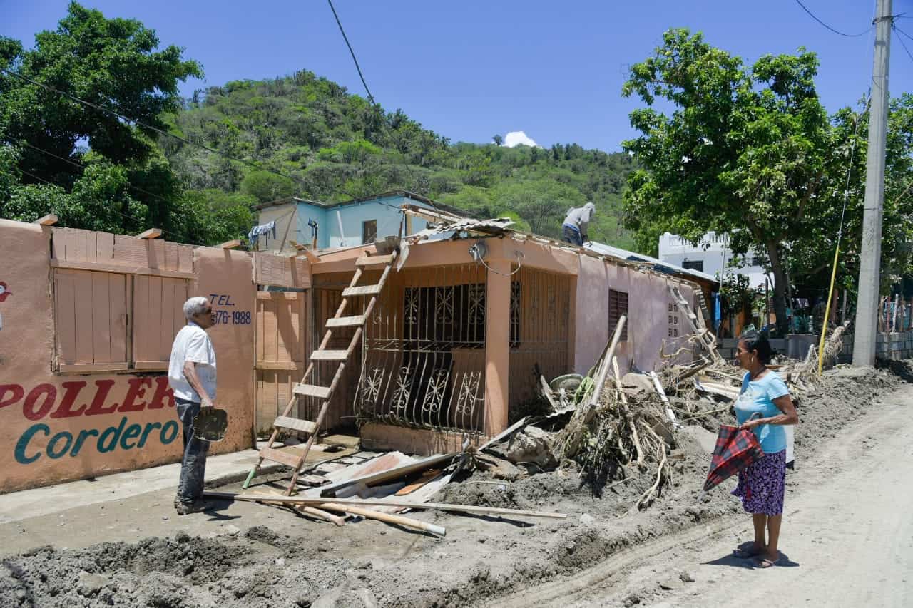 Vecinos techan vivienda afectada por las lluvias en Padre Las Casas.