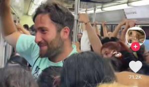¿Acoso o piropo?, mujeres se alborotan por presencia de extranjero en transporte público