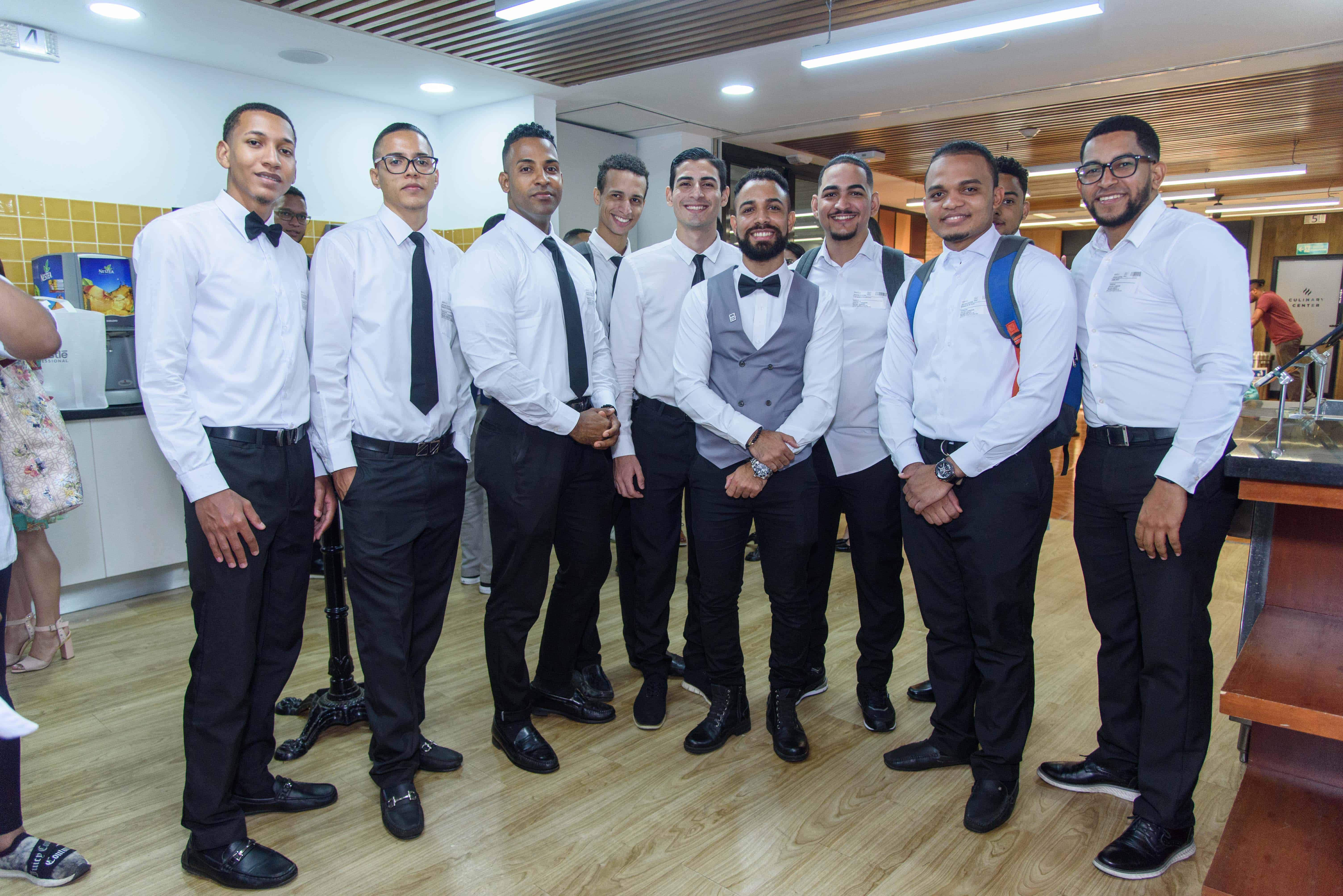 El profesor Abel Hidalgo junto al grupo de talentos baristas.