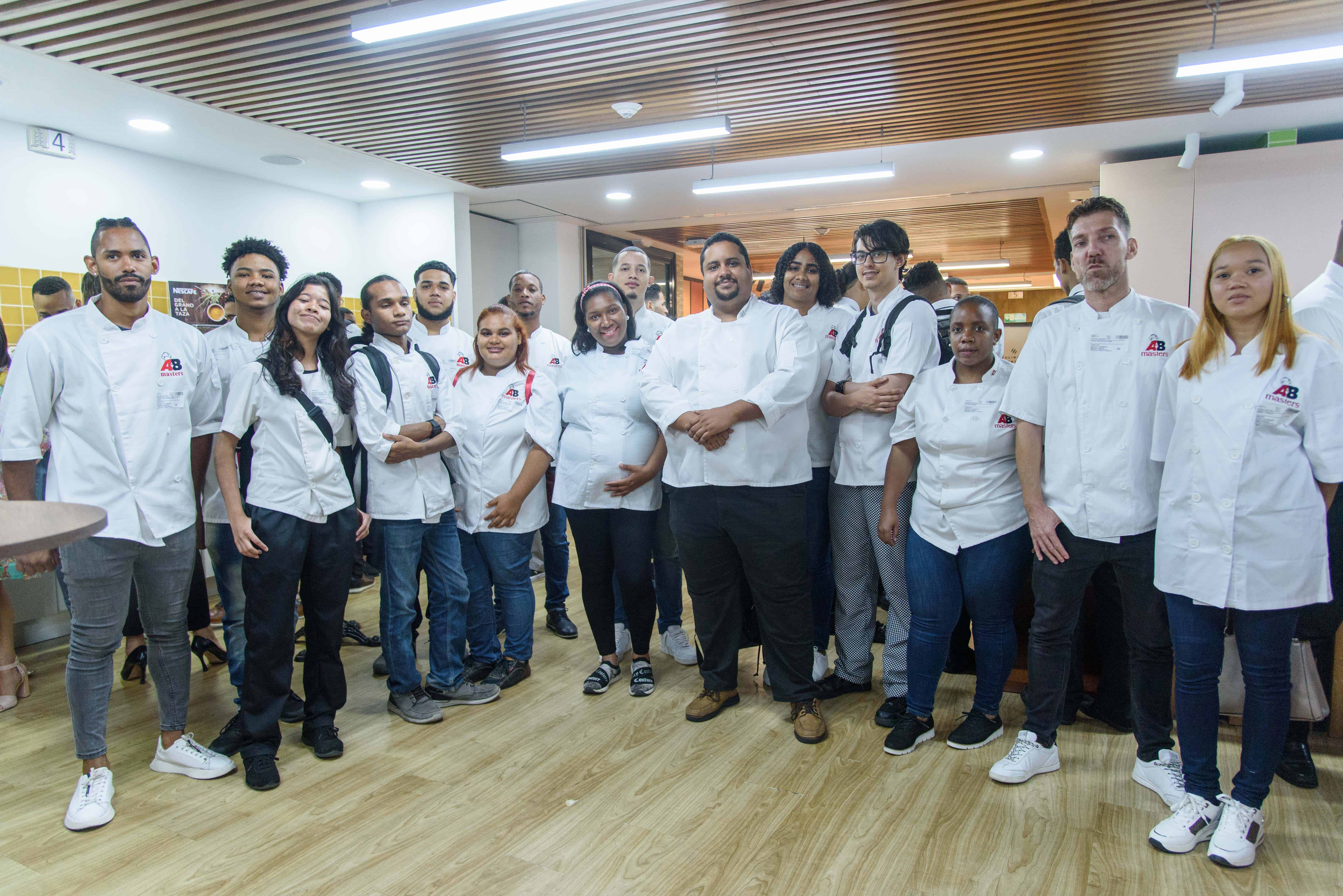 Chef Ernesto Moquete, junto a los talentos culinarios.