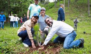 Vicepresidenta encabeza en Santiago jornada de siembra de árboles y congreso científico