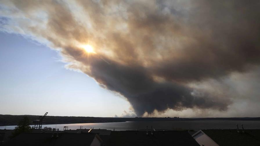 Nueva York limita las actividades al aire libre por humo de incendios en Canadá