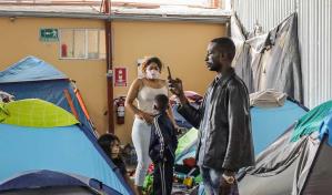 Migrantes desplazados por la violencia en México ocupan la frontera en Tijuana