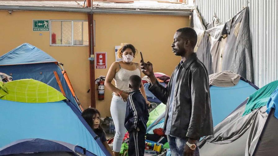 Migrantes desplazados por la violencia en México ocupan la frontera en Tijuana