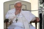 El papa está bien, despierto, consciente y bromeó tras su operación, según el cirujano