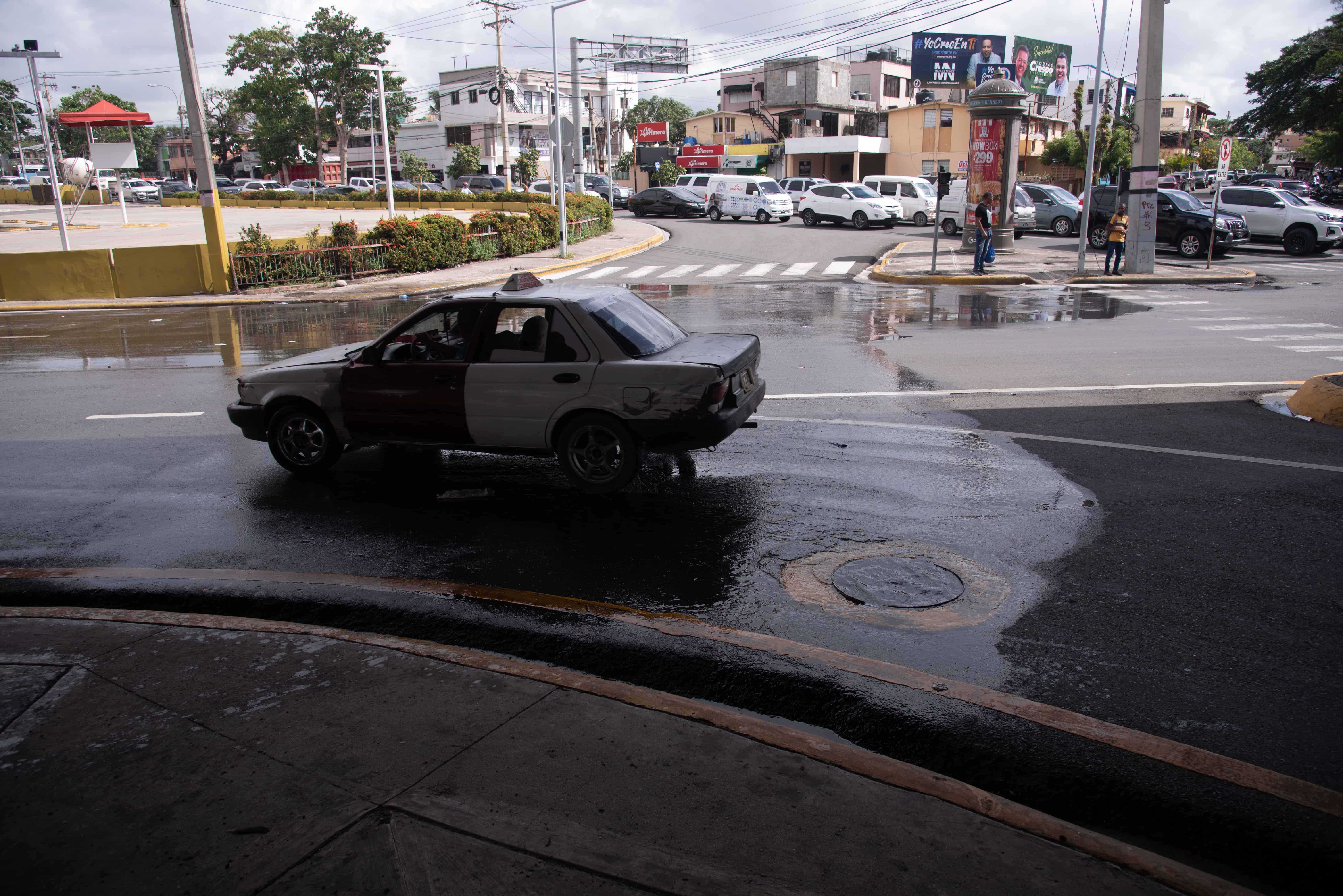 Los vehiculos caen con frecuencia en el hoyo de donde sale el agua