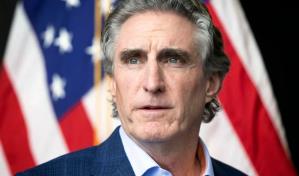 El gobernador republicano de Dakota del Norte presenta su candidatura para 2024 en EE.UU.