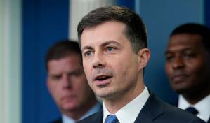 El secretario de Transporte de EE.UU. visita México para abordar la seguridad aérea