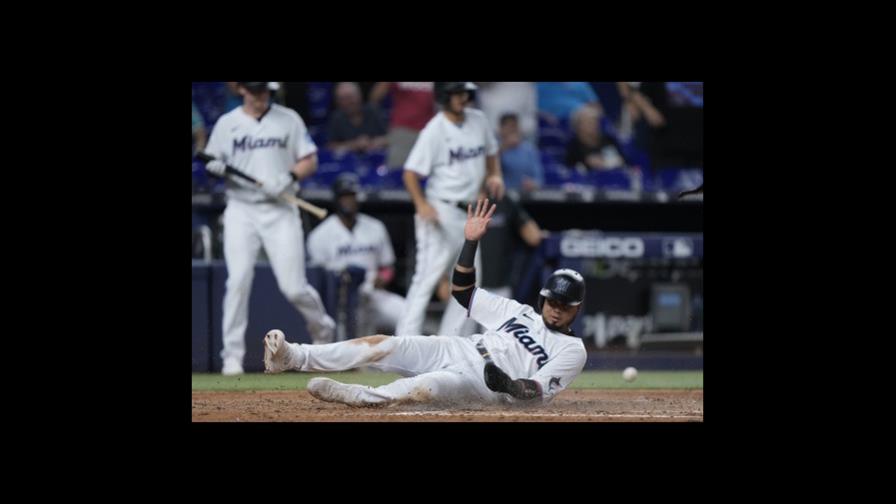 Arráez rebasa promedio de .400 y Marlins vencen a Reales