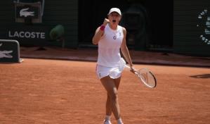 Swiatek sigue en marcha para defender su título en Francia; supera a Gauff en cuartos