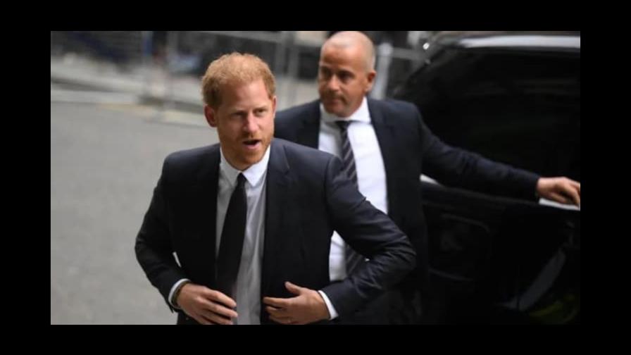El príncipe Harry acusa a diarios británicos de “pirateo telefónico” en histórico testimonio