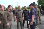 Zelenski visita zona inundada por destrucción de represa en Ucrania y Rusia reporta muertos