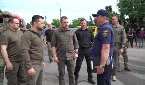 Zelenski visita zona inundada por destrucción de represa en Ucrania y Rusia reporta muertos