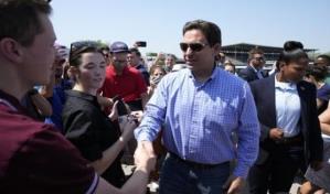 Ron DeSantis defiende la práctica de enviar 36 migrantes a California