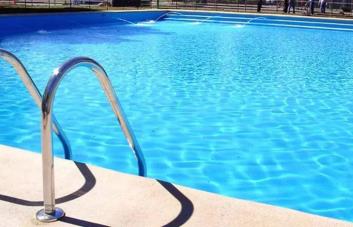 Niño de cuatro años se ahoga mientras se bañaba en piscina en una villa de Baní