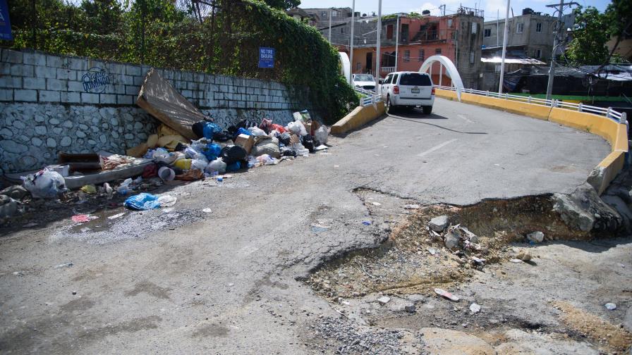 Peligro en la calle Juan Valdez en El Caliche de Los Ríos