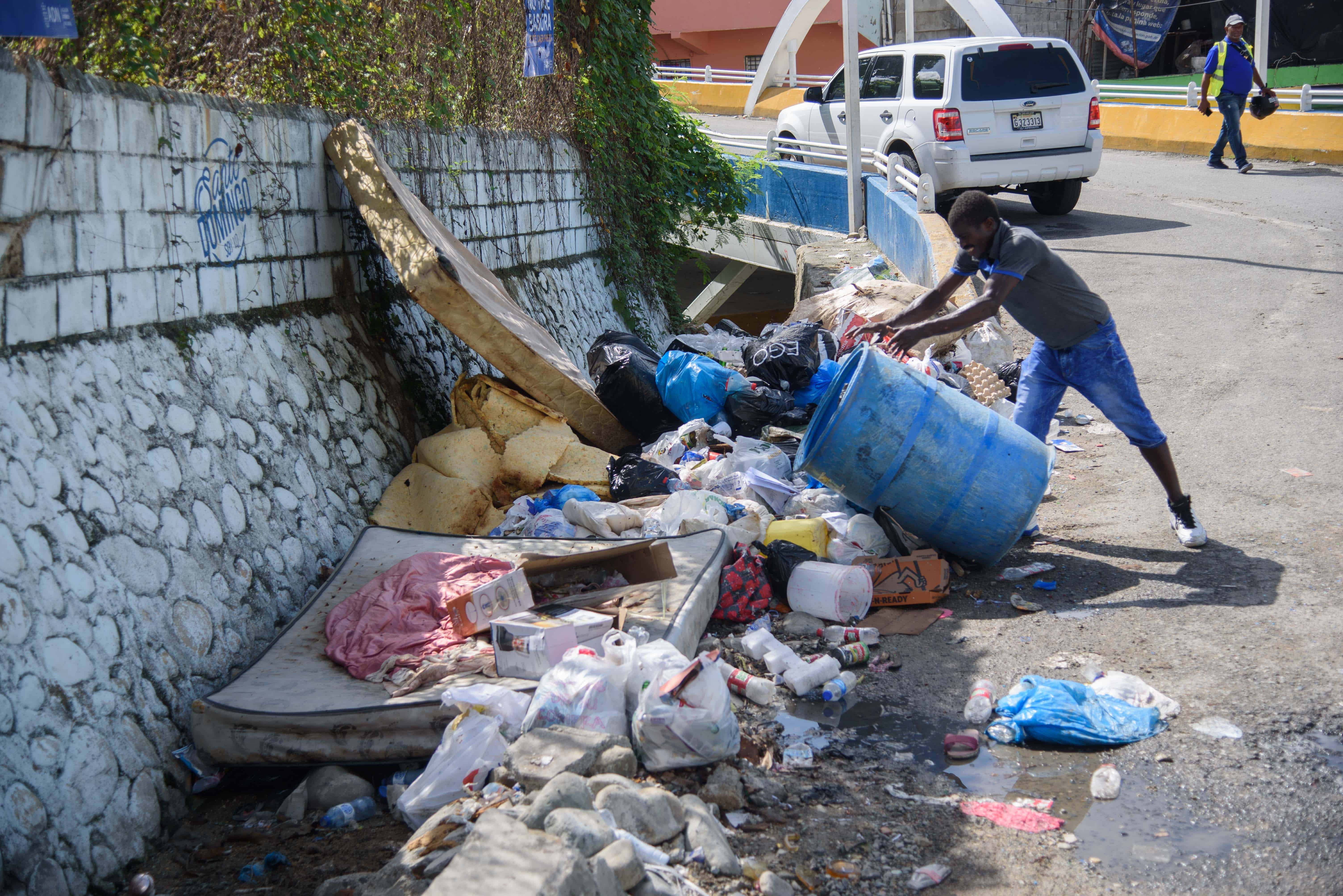 La gente lanza basura al lugar de manera constantes