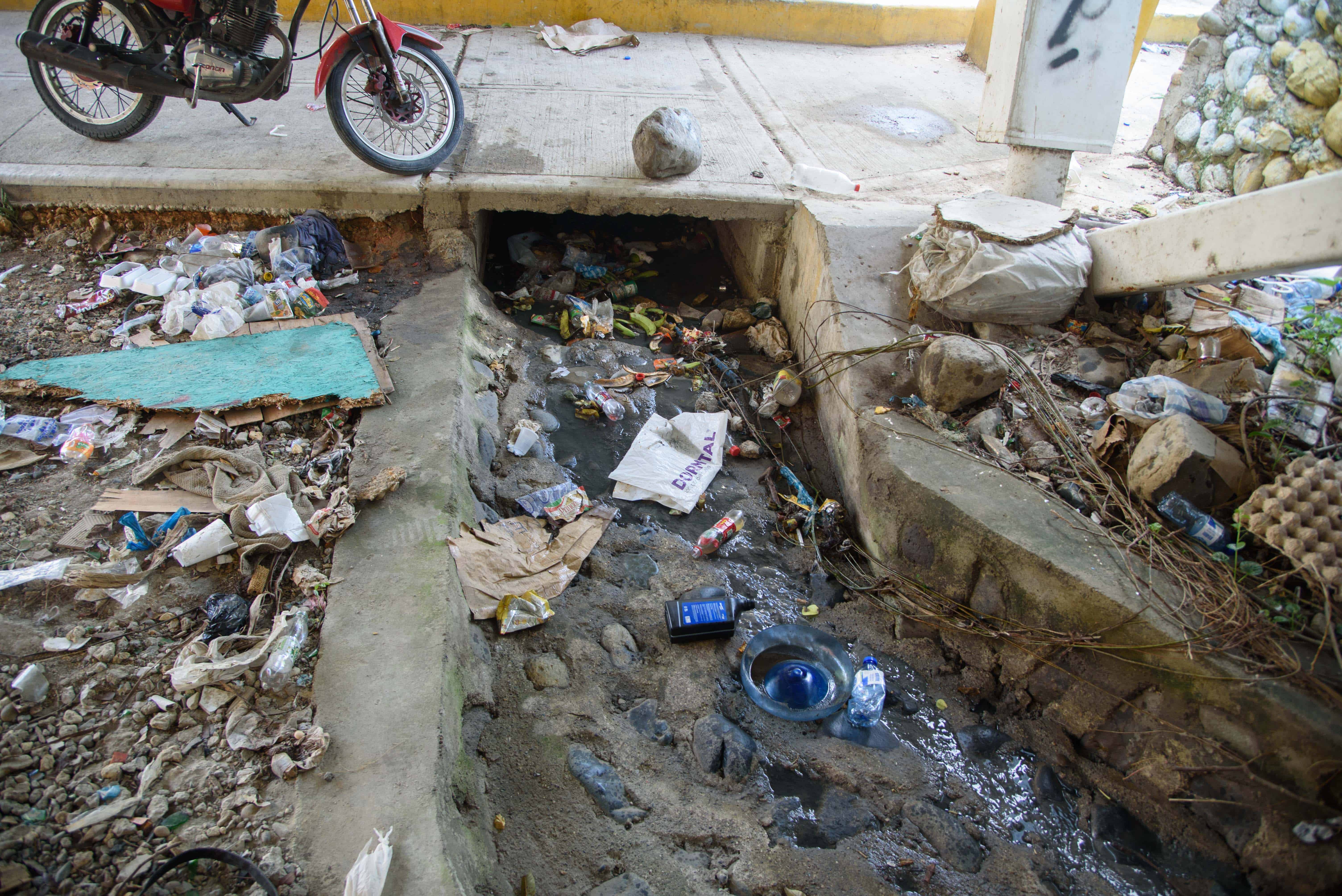 Mucha de la basura a a  parar a la cañada