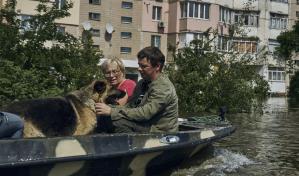 Rusia ataca una ciudad de Ucrania inundada de agua