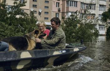 Rusia ataca una ciudad de Ucrania inundada de agua