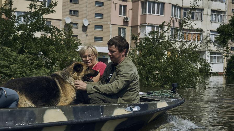 Rusia ataca una ciudad de Ucrania inundada de agua