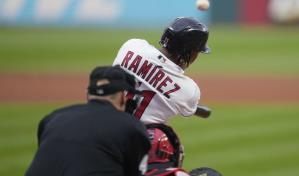 José Ramírez con el rico sabor de un mango Mingolo banilejo