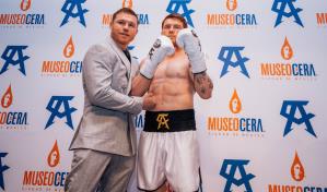 Canelo Álvarez devela su estatua de cera mientras define oponentes