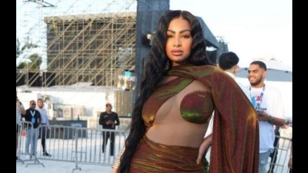 El Alfa, Yailin La Materialista desfilan en la alfombra roja de Premios Heat