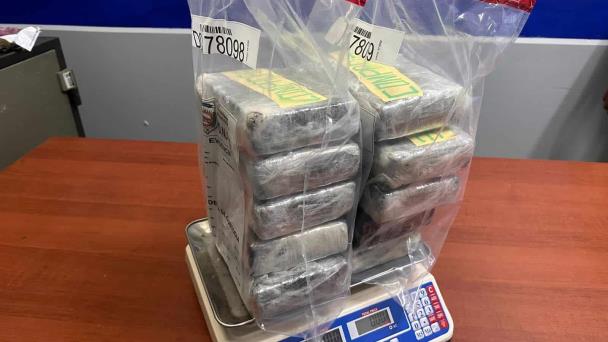 Apresan a cinco hombres con paquetes de droga en Santiago