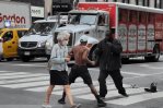 Un hombre muere por una puñalada durante una pelea a plena luz del día en Manhattan Un hombre muere por una puñalada durante una pelea a plena luz del día en Manhattan