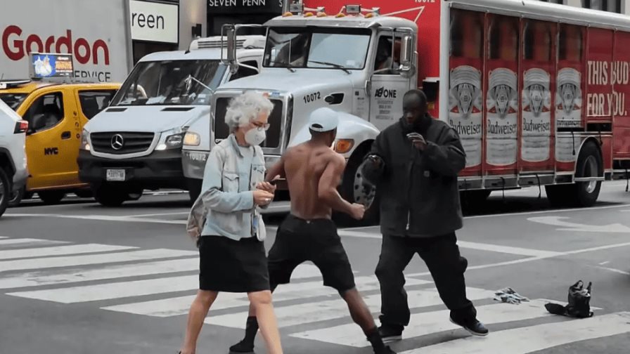 Un hombre muere por una puñalada durante una pelea a plena luz del día en Manhattan