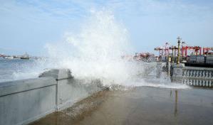 Perú mantiene cerrados 43 puertos por la presencia de fuertes oleajes