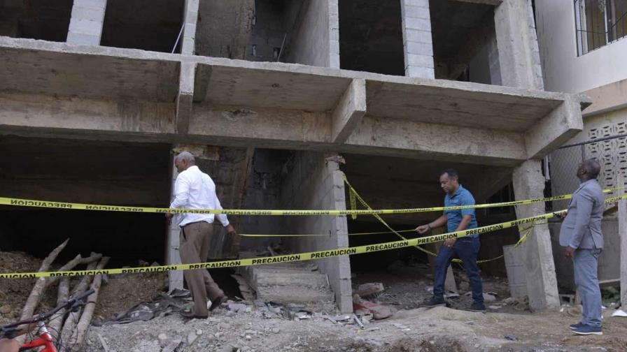 Edificio que se desplomó en San Cristóbal no contaba con permisos de Obras Públicas o Mived