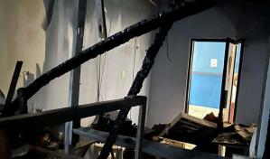 Fuego destruye unidad médica y de recepción de denuncias en sede policial de Valverde