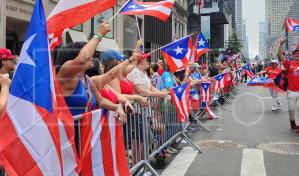 Los puertorriqueños celebran con alegría y música su tradicional desfile en Nueva York