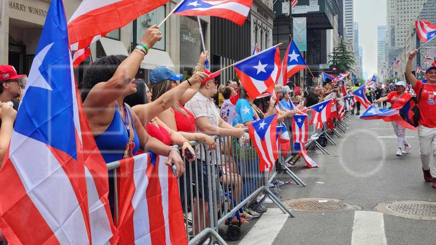 Los puertorriqueños celebran con alegría y música su tradicional desfile en Nueva York