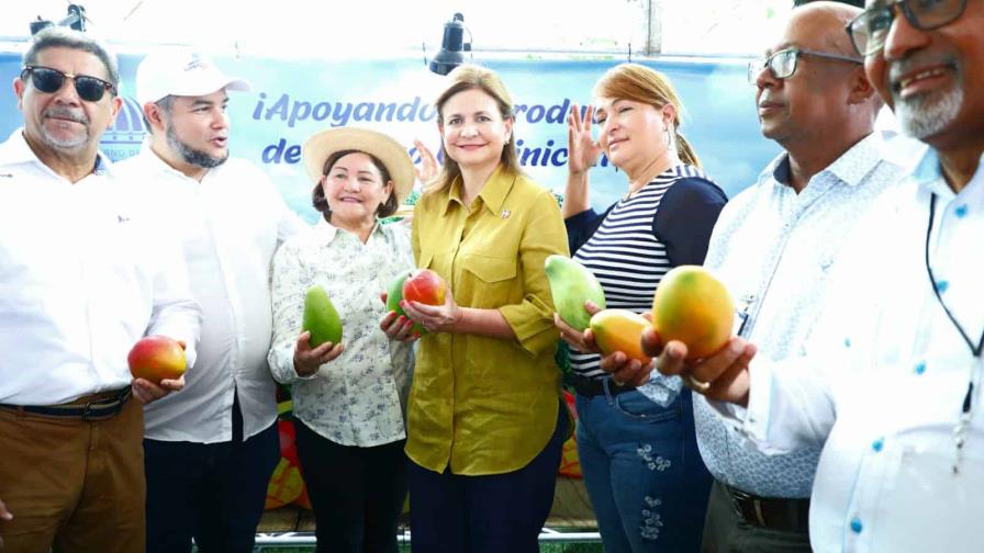 Vicepresidenta visita feria de mango en Baní