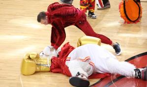 Video | Boxeador Conor McGregor golpea por error y deja herida a la mascota de los Heat