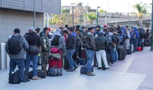 Migrantes en El Paso que rehusaron vuelos de DeSantis a California temían que fueran narcos