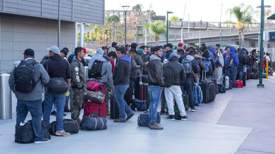 Migrantes en El Paso que rehusaron vuelos de DeSantis a California temían que fueran narcos