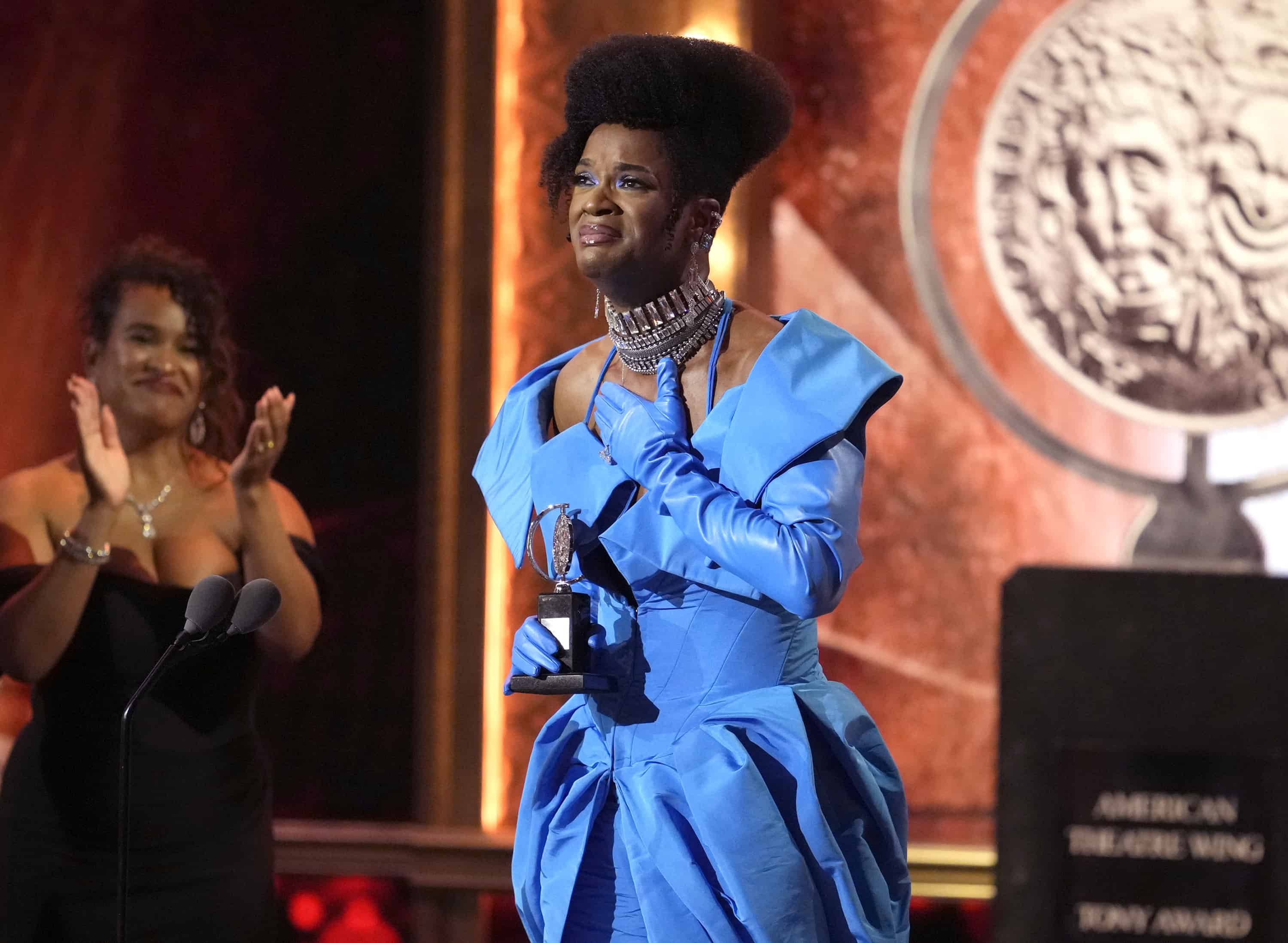 J. Harrison Ghee acepta el premio a mejor actor de un musical por Some Like It Hot en la 76a entrega anual de los premios Tony el domingo 11 de junio de 2023 en el teatro United Palace de Nueva York.