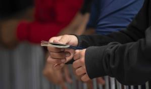 Menos de la mitad de los migrantes detenidos en la frontera de EE.UU. logran solicitar asilo