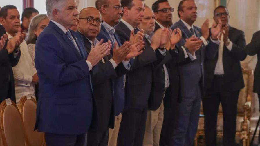 Ceara Hatton estuvo presente en la condecoración póstuma del Poder Ejecutivo en honor de Orlando Jorge Mera