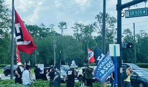 Banderas nazis en marcha a favor de DeSantis en Disney World