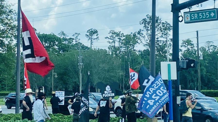 Banderas nazis en marcha a favor de DeSantis en Disney World Banderas nazis en marcha a favor de DeSantis en Disney World