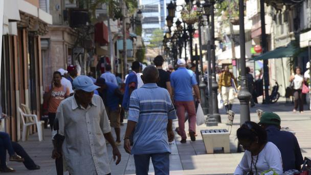 Estiman más de la mitad de la población dominicana vive en 20 municipios del país